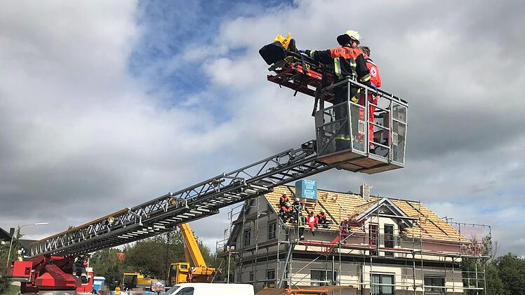Zur Rettung des Mannes wurde die Trage des Rettungsdienstes auf dem Drehleiterkorb befestigt und der Verletzte unter medizinischer Betreuung durch einen Notfallsanit&auml;ter und zusammen mit einem Feuerwehrmann sicher und schonend zum Boden gebracht.