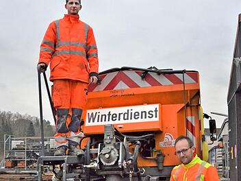 Der Betriebshof-Leiter Marco Deuerling (rechts) und Fahrer Marcel Müller zeigen den Teller, von dem das Salz-Magnesium-Gemisch auf die Straße gestreut wird. Foto: Sandra Hackenberg