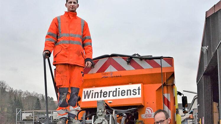 Der Betriebshof-Leiter Marco Deuerling (rechts) und Fahrer Marcel Müller zeigen den Teller, von dem das Salz-Magnesium-Gemisch auf die Straße gestreut wird. Foto: Sandra Hackenberg