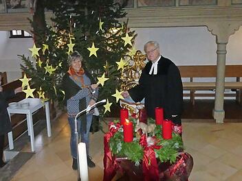 Ingrid Hilfenhaus und Dekan Günther Werner stellten das Projekt im Sonntagsgottesdienst vor.  Foto: Paul Pöhlmann