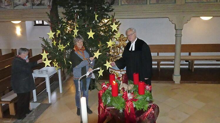 Ingrid Hilfenhaus und Dekan Günther Werner stellten das Projekt im Sonntagsgottesdienst vor.  Foto: Paul Pöhlmann