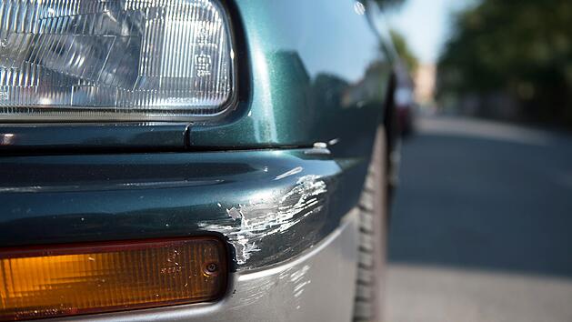 Autofahrer f&auml;hrt gegen mehrere Autos in Aschaffenburg und fl&uuml;chtet