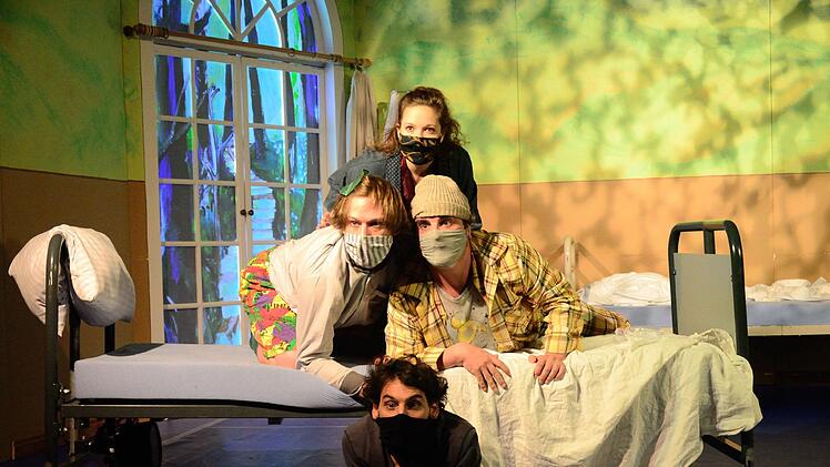Bei "Peter Pan", als Bühnenfassung für Kinder von Christian Schidlowsky  inszeniert und von Schauspielern des Theater Schloss Maßbach auf die Bühne gebracht, kann jeder Erwachsene überprüfen, ob er sich seine kindliche Fantasie bewahrt hat.
