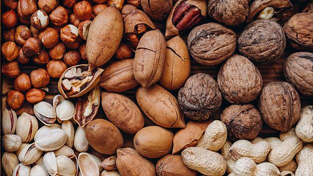 Pekannüsse aus Nordamerika gelten als nährstoffreiches Superfood, das Herzgesundheit fördert und in einer gesunden Ernährung vielseitig einsetzbar ist.