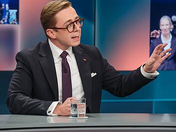 "Wenn Sie hier so gro&szlig;e T&ouml;ne spucken, dann k&ouml;nnen Sie doch mal zeigen, ob Sie was k&ouml;nnen. Da bin ich mal ganz gespannt. Ich kann nur sagen: F&uuml;r das Land Sachsen-Anhalt w&auml;re es eine Katastrophe, ins Chaos abzugleiten", warnte Philipp Amthor, CDU.