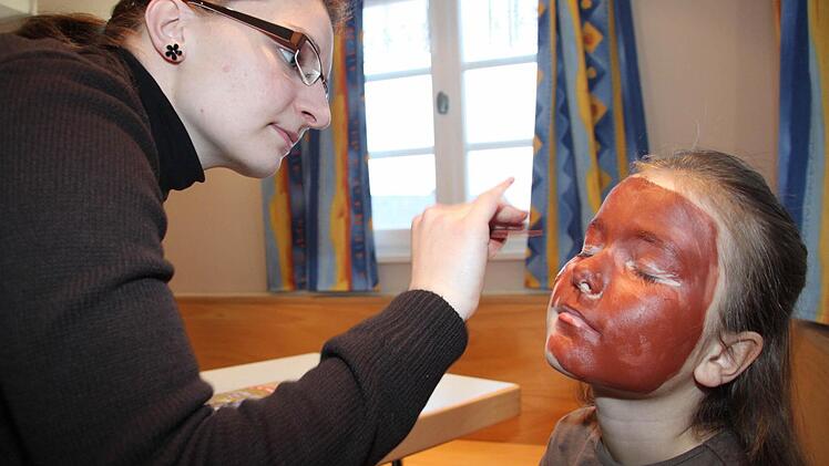 Bianca Witzgall schminkt Sophia Bornschlegel für ihren Sternsingereinsatz. Foto: Jürgen Gärtner