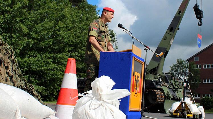 Oberstleutnant Stefan Ley lobt beim Auflösungsappell die Hilfsbereitschaft seiner Männer und Frauen.