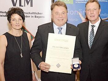 Bayerns Landwirtschaftsminister Helmut Brunner (CSU, Mitte) erhielt in Bad Kissingen vom Verband für landwirtschaftliche Fachbildung und dem Verband für landwirtschaftliche Meister und Ausbilder die Dr.-Hans-Eisenmann-Medaille verliehen. Unser Bild zeigt dabei (von links) Dagmar Hartleb (vlf), Minister Helmut Brunner und Vlm-Landesvorsitzenden Harald Schäfer. Foto: Peter Rauch