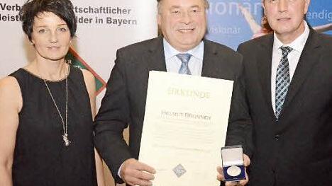 Bayerns Landwirtschaftsminister Helmut Brunner (CSU, Mitte) erhielt in Bad Kissingen vom Verband für landwirtschaftliche Fachbildung und dem Verband für landwirtschaftliche Meister und Ausbilder die Dr.-Hans-Eisenmann-Medaille verliehen. Unser Bild zeigt dabei (von links) Dagmar Hartleb (vlf), Minister Helmut Brunner und Vlm-Landesvorsitzenden Harald Schäfer. Foto: Peter Rauch