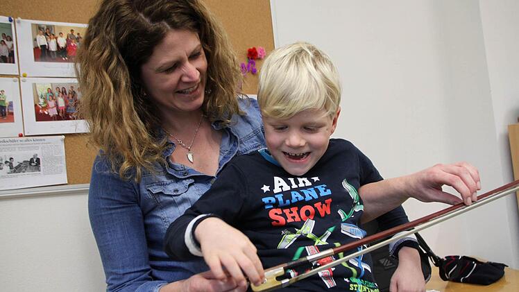 Der fünfjährige Fritz ist vom Cello ganz begeistert. Seine Mutter Yvonne Roth-Wächter unterrichtet Saxofon an der Musikschule Bad Brückenau. Foto: Ulrike Müller
