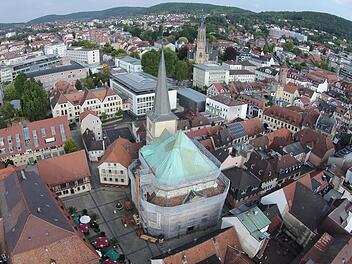 Ein Blick von einer Drohne aus auf die Jakobuskirche und die Bad Kissinger Innenstadt. Foto: Saale-Zeitung