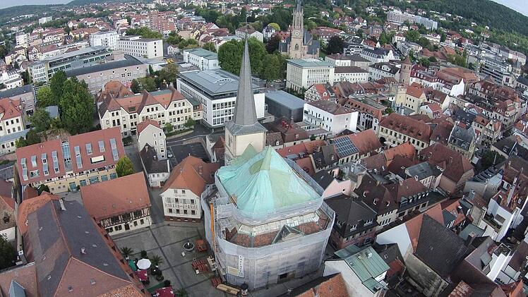 Ein Blick von einer Drohne aus auf die Jakobuskirche und die Bad Kissinger Innenstadt. Foto: Saale-Zeitung