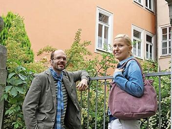 Ein verwunschener Garten, ein idyllisches Pfarrhaus? Tilman Braun und Isabell Serauky schreiben an Drehbüchern für Filme, die in Coburg spielen - da müssen sie die Coburger Lokalitäten kennen. Foto: Simone Bstian