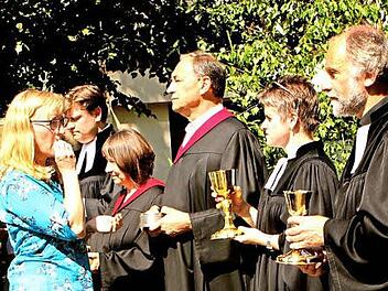 Pfarrer Dieter Grimm, Pfarrerin Claudia Winterstein (von rechts) sowie Pfarrer Peter Hohlweg (Fünfter von rechts) beim Feiern des Abendmahls mit den Gläubigen Fotos: Günther Geiling