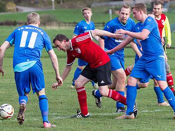 FC Welitsch - TSV Windheim: Der Windheimer RoutinierMarco Gro&szlig;mann (rotes Trikot) war gestern erneut als Torsch&uuml;tze erfolgreich. Hier "w&uuml;hlt" er sich durch die Welitscher Abwehr. Foto: Heinrich Wei&szlig;