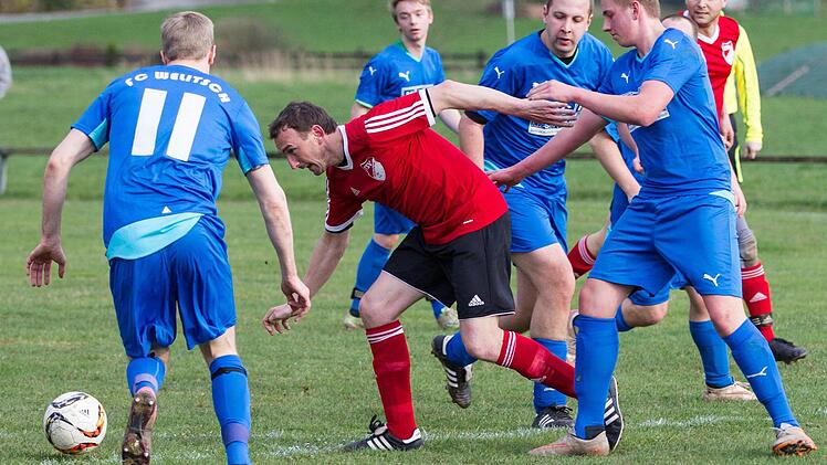FC Welitsch - TSV Windheim: Der Windheimer RoutinierMarco Gro&szlig;mann (rotes Trikot) war gestern erneut als Torsch&uuml;tze erfolgreich. Hier "w&uuml;hlt" er sich durch die Welitscher Abwehr. Foto: Heinrich Wei&szlig;