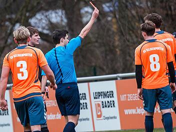 Wie begeistert man mehr Leute f&uuml;r den Dienst an der Pfeife? Dar&uuml;ber diskutierten die BFV-Funktion&auml;re mit Vertretern der Fu&szlig;ballvereine aus dem Landkreis Kulmbach. Hier zeigt Schiedsrichter Cornely im Landesliga-Spiel in Kasendorf dem Seligenportner Kapit&auml;n C. Meyer die Rote Karte. Foto: Alexander Muck