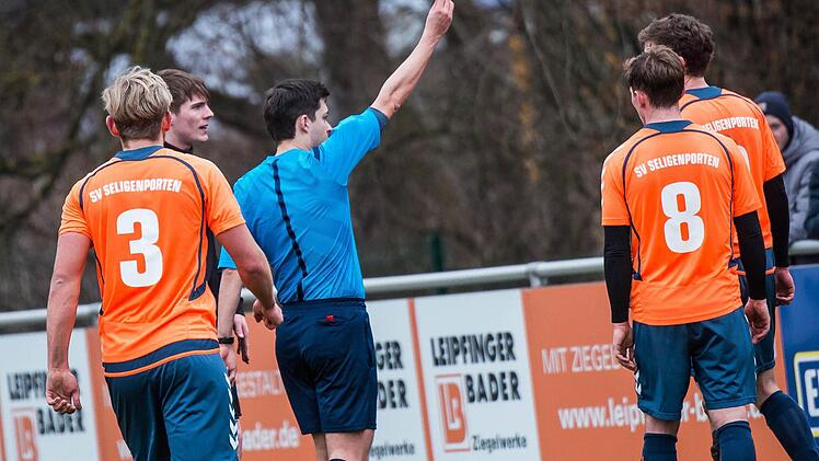 Wie begeistert man mehr Leute f&uuml;r den Dienst an der Pfeife? Dar&uuml;ber diskutierten die BFV-Funktion&auml;re mit Vertretern der Fu&szlig;ballvereine aus dem Landkreis Kulmbach. Hier zeigt Schiedsrichter Cornely im Landesliga-Spiel in Kasendorf dem Seligenportner Kapit&auml;n C. Meyer die Rote Karte. Foto: Alexander Muck