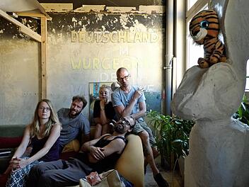 Die Künstlertruppe vom "RaumZehnDrei" in ihrem bunten Offspace in der Nürnberger Innenstadt. Foto: Nikolas Pelke