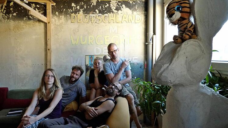 Die Künstlertruppe vom "RaumZehnDrei" in ihrem bunten Offspace in der Nürnberger Innenstadt. Foto: Nikolas Pelke