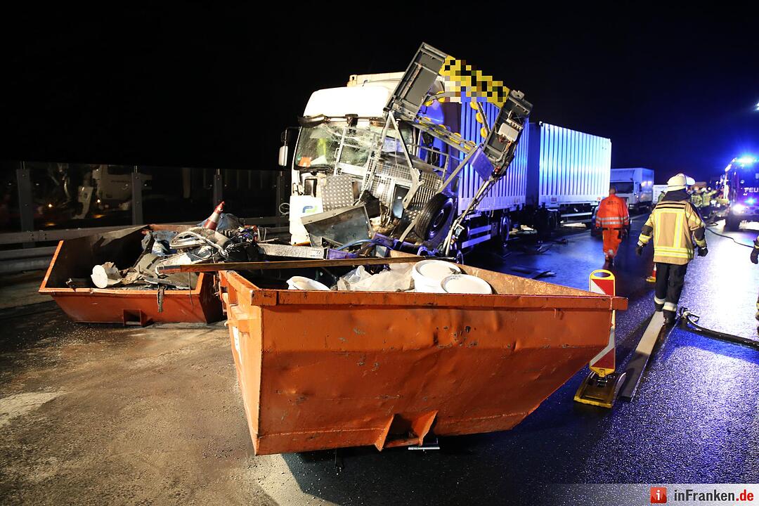 Lkw walzt Nachtbaustelle nieder - Bauarbeiter schwer verletzt - Bild der Verwuestung auf mehr als 300 Metern