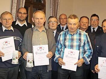 Sie sind über Jahrzehnte die Stützen der Bucher Feuerwehr (erste Reihe von links): Andreas Baier (40 Jahre), Georg Baier (50), Peter Gumbrecht (40) und Ehrenmitglied Claus Gördel; dahinter die Vorstandsmitglieder und die Führung der aktiven Mannschaft mit (von links) Bürgermeister Heinrich Süß, Kassier Alexander Geyer (neu gewählt), Gerhard Kreiner (bisher Kassier), Volker Jung, Peter Gumbmann, Werner Starke, Leo Maier und Schriftführer Alfred Neubauer Foto: Richard Sanger