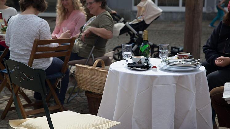 Etwa 80 Leute folgten dem mysteriösen Aufruf eines Unbekannten am 1. April. Foto: Alexander Martin