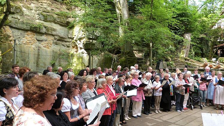 Mit dem bekannten Chorsatz "Va Pensioro"wurde das Chorfestival eröffnet. Foto: Werner Reißaus