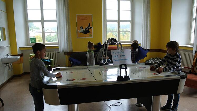 Im "Krachzimmer" geht's ab: Die Buben lieben das Air-Hockey, da krachen die Pucks schon mal auf die Platte.