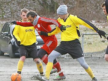Der stark aufspielende Untersteinacher Mehmet Genctir (Mitte) glich in der 75. Minute zum 1:1 aus und traf kurz vor Schluss erneut, zum 3:1-Endstand gegen den TSV K&ouml;dnitz. Foto: Monika Limmer