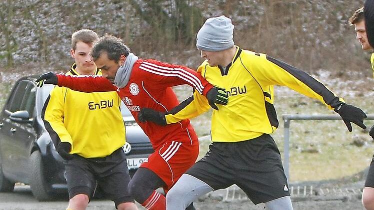 Der stark aufspielende Untersteinacher Mehmet Genctir (Mitte) glich in der 75. Minute zum 1:1 aus und traf kurz vor Schluss erneut, zum 3:1-Endstand gegen den TSV K&ouml;dnitz. Foto: Monika Limmer