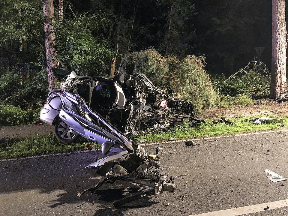 Tödlicher Unfall im Kreis Forchheim: Auto prallt gegen Baum und wird komplett zerstört - Fahrer stirbt