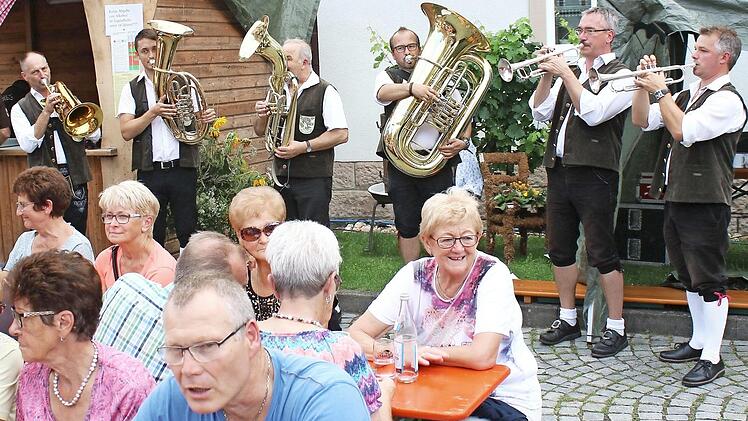 Schon bei ihrer "Backofenfestla"-Premiere spielten sich die "Original Urlesbacher Musikanten" aus Aidhausen schnell in die Herzen der Besucher. Sie stehen für unverfälschte Musik und Gesang "ohne Strom". Foto: Ralf Naumann