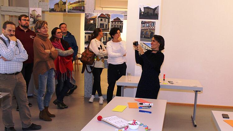 Dipl.-Des. Patricia Yasmine Graf rechts und Stadtplanerin  Livia Maria Andreas zeigen, wie es gehen könnte.