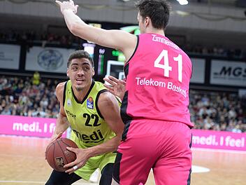 Medi Bayreuth um Reid Travis (links, gegen den Bonner Stephan Zimmerman) muss sich in der Bundesliga aktuell nicht verstecken, mit starken Leistungen verbesserte sich das Team auf Platz 11. Foto: Peter Mularczyk