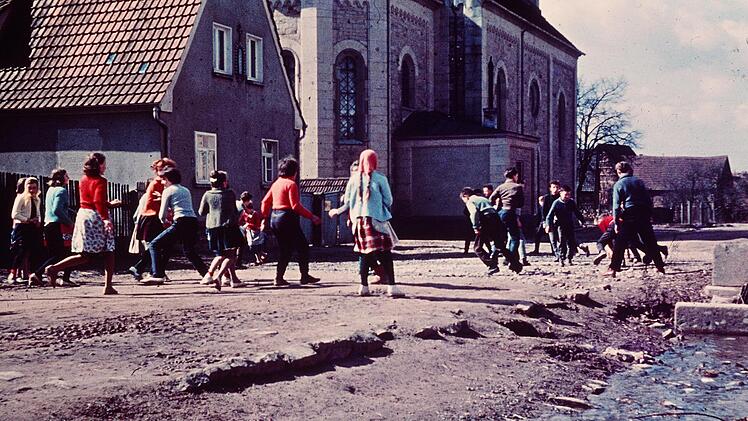 Pausenplatz war für die Schülerinnen und Schüler in Haard auf der Straße. Nach der Gebietsreform wurden die Dorfstraßen und Gassen zügig ausgebaut.  Foto: Archiv E. Kiesel