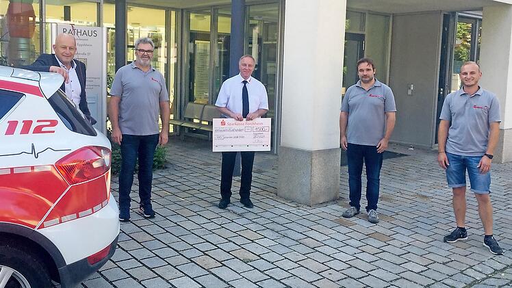 Bei der Übergabe des Spendenschecks am Testzentrum Eggolsheim (v. l.): Claus Schwarzmann (Bürgermeister Eggolsheim), Anton Martin (HVO), Jürgen Keller (Johanniter-Unfall-Hilfe), Frank Reise (HVO) und Leon Detrois (HVO)