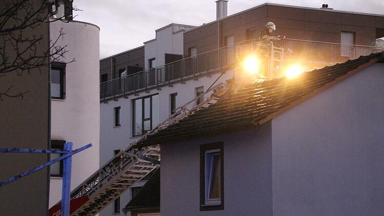 Mit der Drehleiter kämpften die Wehren gegen die Flammen. Foto: Johannes Schlereth