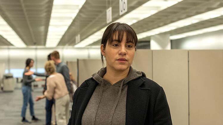 Blackout im Bürgeramt: Mila Sahin (Almila Bagriacik) will herausfinden, wer hier von außen manipuliert.