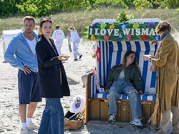 Kriminalhauptkommissar Lars P&ouml;hlmann (Dominic Boeer, links), Kriminalhauptkommissarin Karoline Joost (Nike Fuhrmann, links) und Rechtsmedizinerin Dr. Helene Sturbeck (Katharina Blaschke, rechts) ermitteln im Fall der Toten Carina Wilde (Kleindarstellerin).