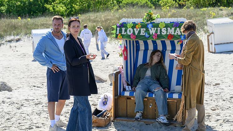 Kriminalhauptkommissar Lars Pöhlmann (Dominic Boeer, links), Kriminalhauptkommissarin Karoline Joost (Nike Fuhrmann, links) und Rechtsmedizinerin Dr. Helene Sturbeck (Katharina Blaschke, rechts) ermitteln im Fall der Toten Carina Wilde (Kleindarstellerin).