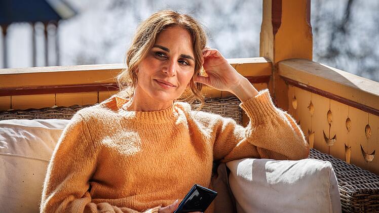 Eigentlich kennt man Nora (Alexandra Rapaport) stets mit einem Glas Ros&eacute; entspannen. In der ersten neuen Folge wird diese Angewohnheit selbstironisch thematisiert.