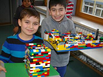 Logo! Lego! Orcun (links) und Ali aus der zweiten Klasse sind dicke Freunde. Nach den Hausaufgaben lassen sie ihrer Fantasie freien Lauf und bauen mal in die Höhe, mal in die Breite.  Fotos: Tom Müller