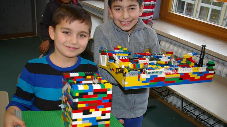 Logo! Lego! Orcun (links) und Ali aus der zweiten Klasse sind dicke Freunde. Nach den Hausaufgaben lassen sie ihrer Fantasie freien Lauf und bauen mal in die Höhe, mal in die Breite.  Fotos: Tom Müller