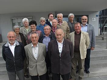 Am Rathaus empfing Bürgermeister Franz Kuhn (3. Reihe rechts) die einstigen Schüler/innen der Geburtsjahrgänge 1941, 1942 und 1943. Das Treffen organisierte Wilhelm Mützel (2. Reihe r.). Foto: Stefan Geiger