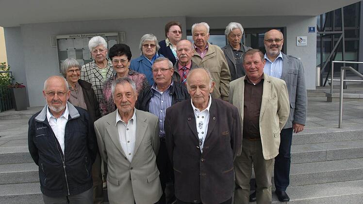 Am Rathaus empfing Bürgermeister Franz Kuhn (3. Reihe rechts) die einstigen Schüler/innen der Geburtsjahrgänge 1941, 1942 und 1943. Das Treffen organisierte Wilhelm Mützel (2. Reihe r.). Foto: Stefan Geiger