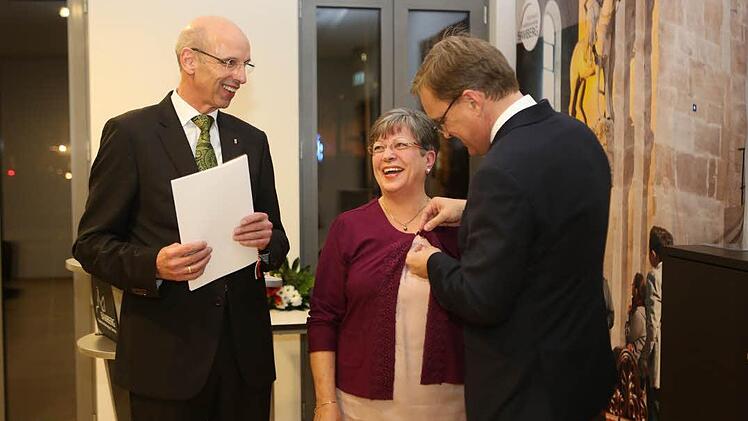Oberbürgermeister Starke heftet Heidemarie Popp im Beisein von Walter Schweinsberg die Bürgernadel an. Foto: Barbara Herbst