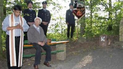 Pater Raja segnete den Gedenkstein und hielt die Andacht.  Foto: Nöth