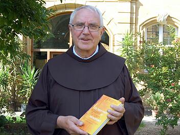 Pater Heribert Arens stellte das neue Buch vor. Foto: AndreasWelz