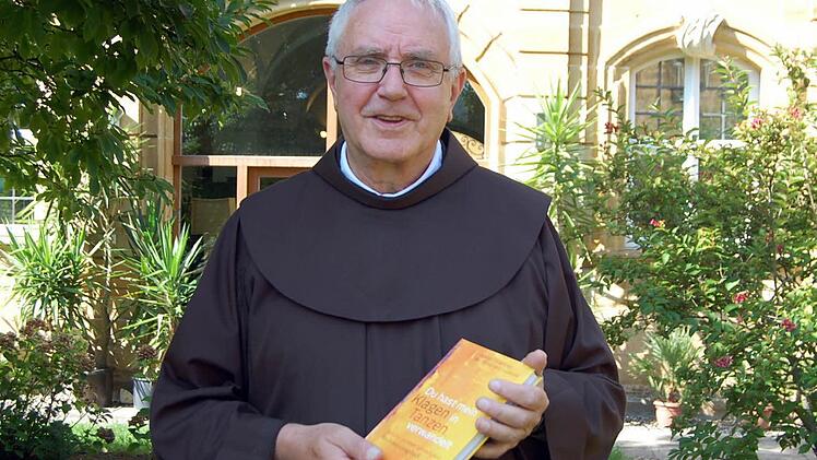 Pater Heribert Arens stellte das neue Buch vor. Foto: AndreasWelz